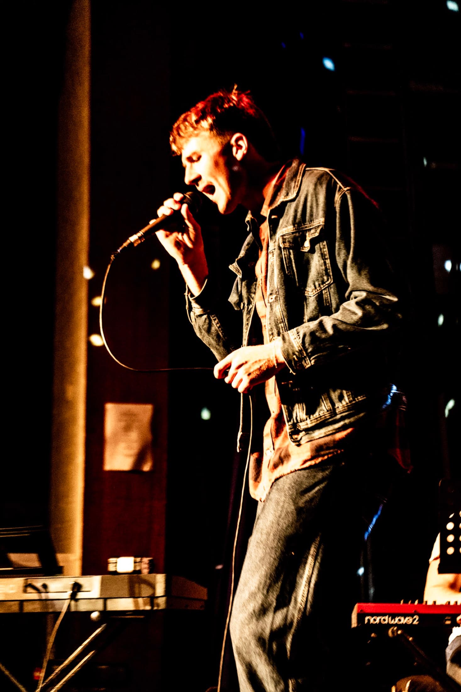Kai Rennie live under red light