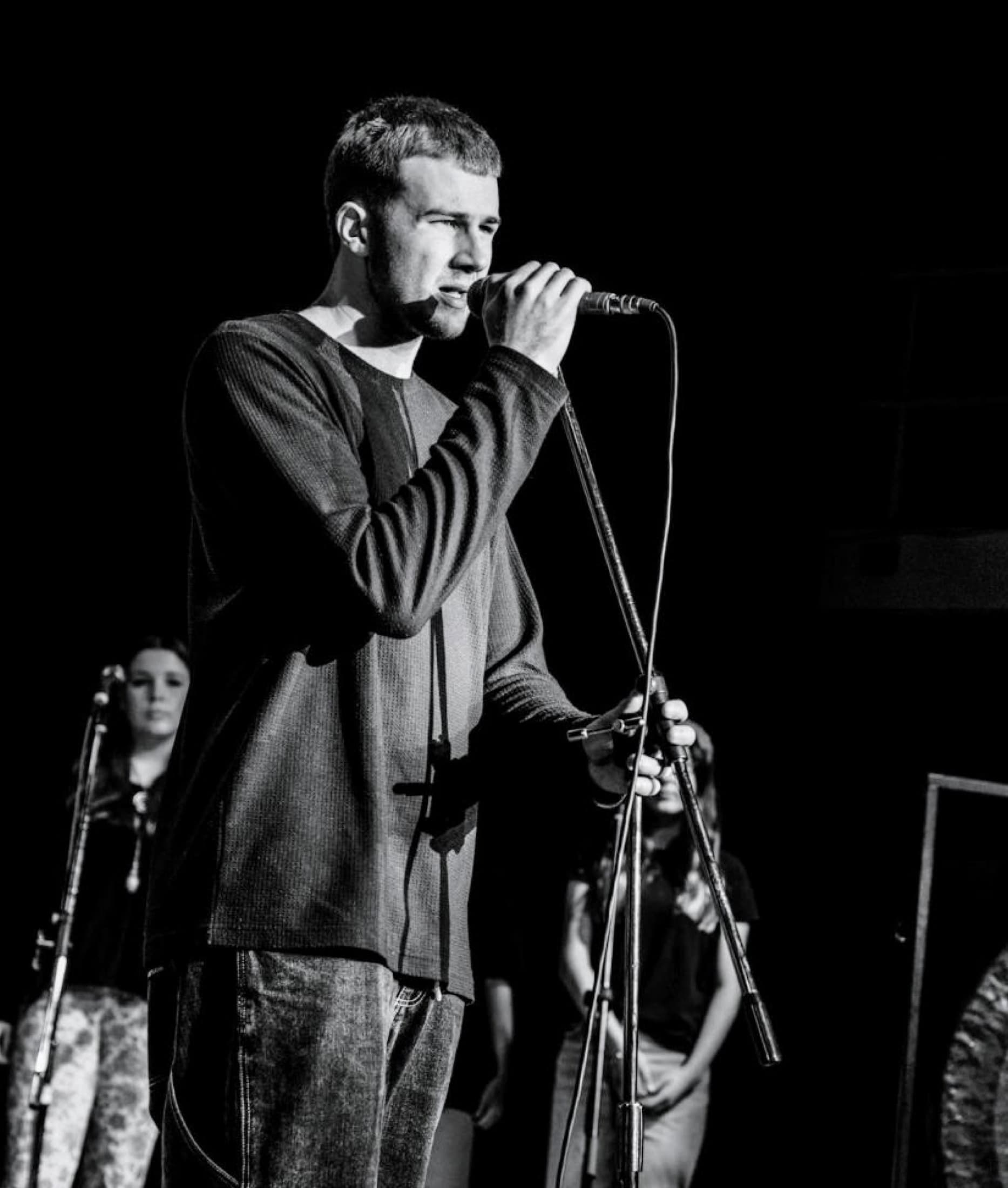Kai Rennie singing live